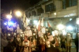 Sejumlah aktifis melakukan lonngmarch sebagai bentuk dukungan kepada rakyat Palestina.